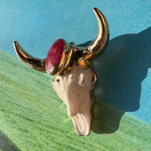 Chrome gold with a red gemstone bull skull pendant - Picture 3 of 8